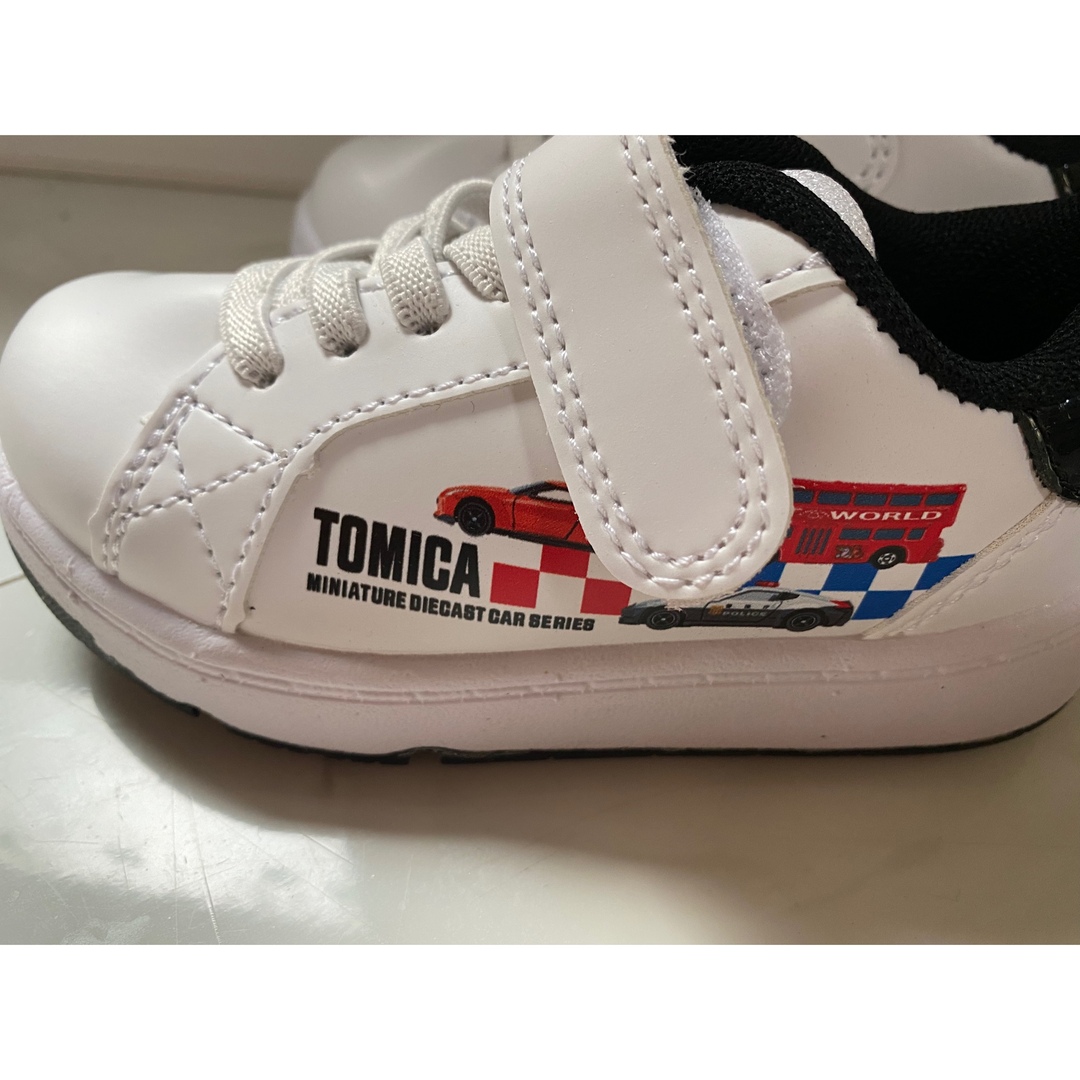 Takara Tomy(タカラトミー)の新品トミカスニーカー15㎝　TOMICA  スニーカー白　キッズスニーカー キッズ/ベビー/マタニティのキッズ靴/シューズ(15cm~)(スニーカー)の商品写真