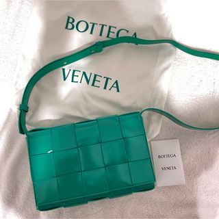 ボッテガヴェネタ(Bottega Veneta)のボッテガ　bottega カセット パラキート 緑(ショルダーバッグ)