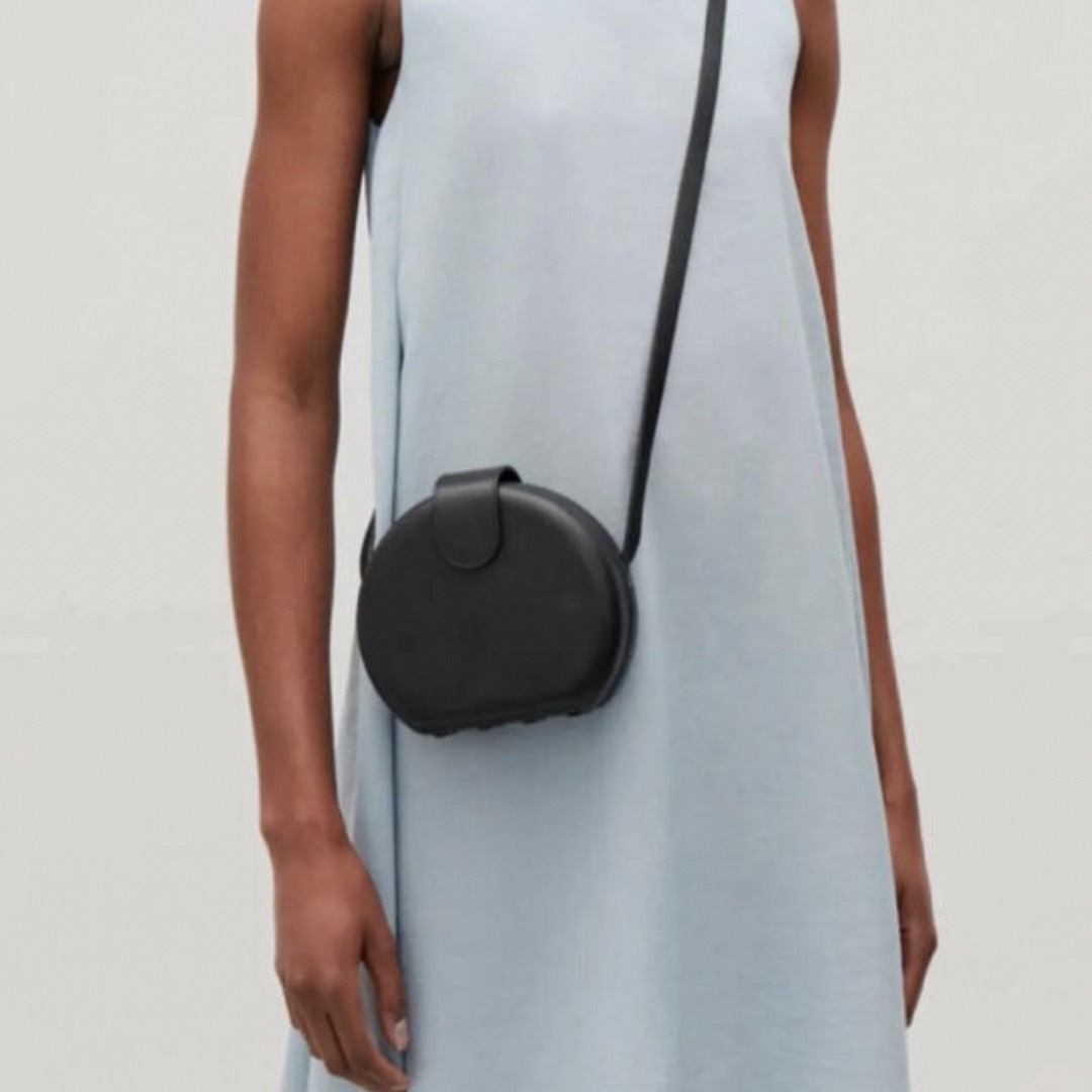COS(コス)のCOS Circle-Shaped Leather Shoulder Bag レディースのバッグ(ショルダーバッグ)の商品写真