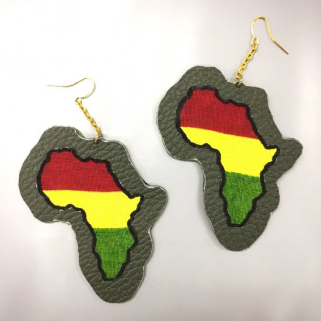 アフリカ布×ラスタカラー　ハンドメイド　カスタム　レザー　アフリカ大陸　ピアス ハンドメイドのアクセサリー(ピアス)の商品写真