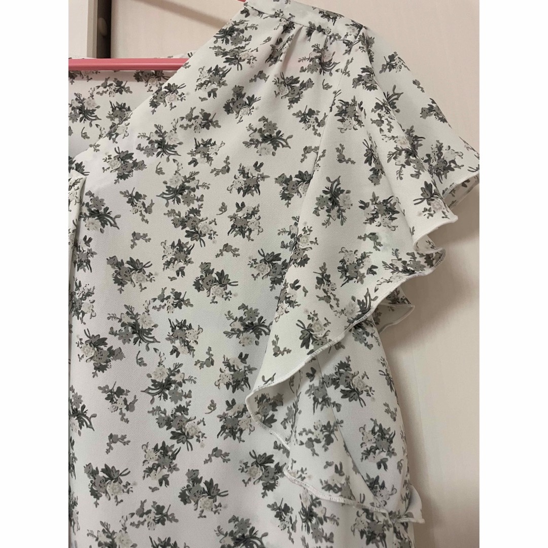 GU(ジーユー)のブラウス　半袖ブラウス　花柄ブラウス レディースのトップス(シャツ/ブラウス(半袖/袖なし))の商品写真