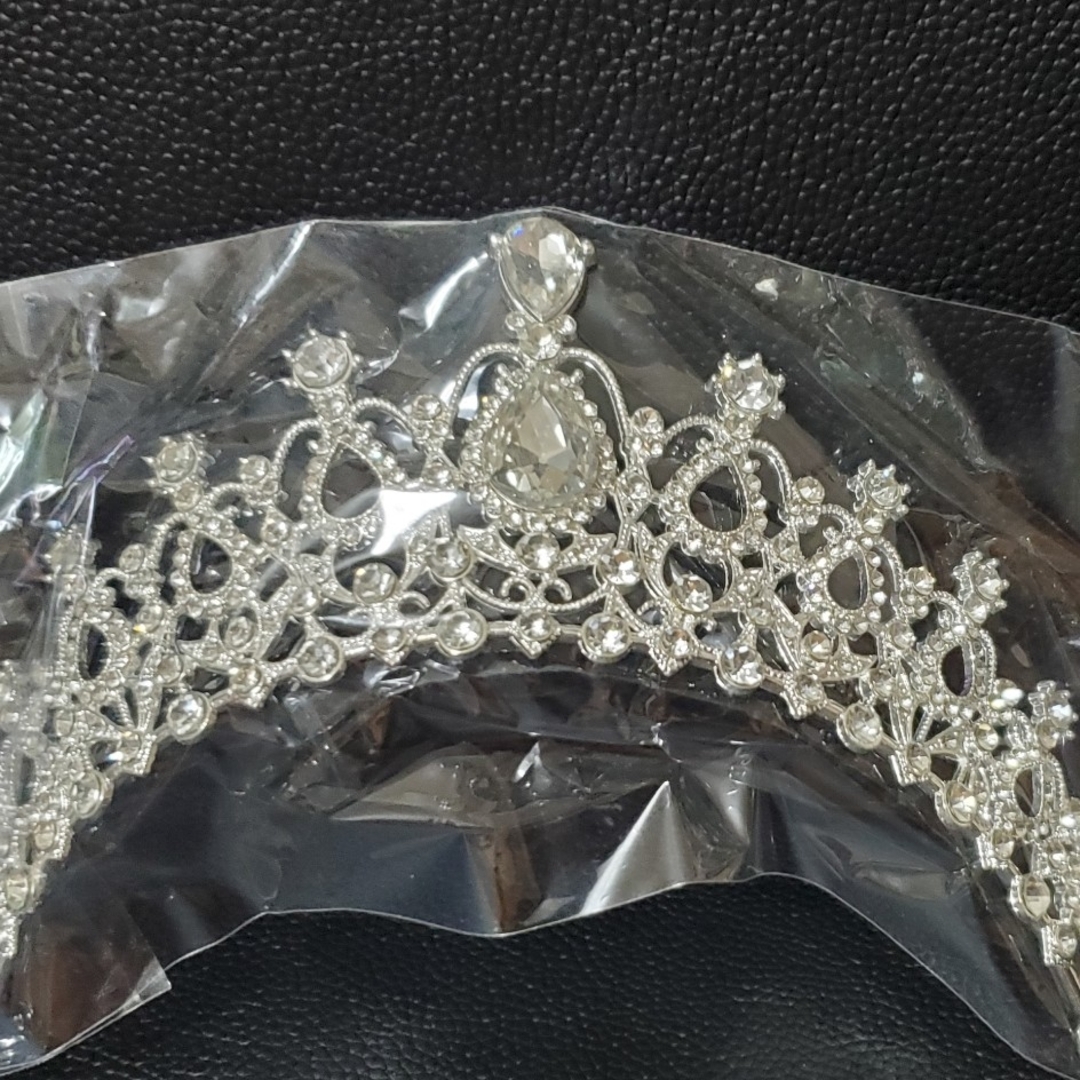 tiara(ティアラ)の新品　ティアラ レディースのヘアアクセサリー(カチューシャ)の商品写真