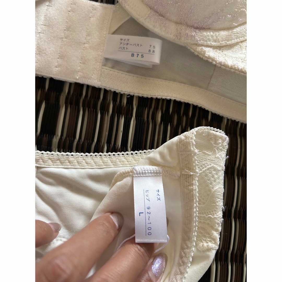 MARUKO(マルコ)のマルコ　マキジェリーク　ホワイト系　ブラ&ショーツセット　B75L タグ付き新品 レディースの下着/アンダーウェア(ブラ&ショーツセット)の商品写真