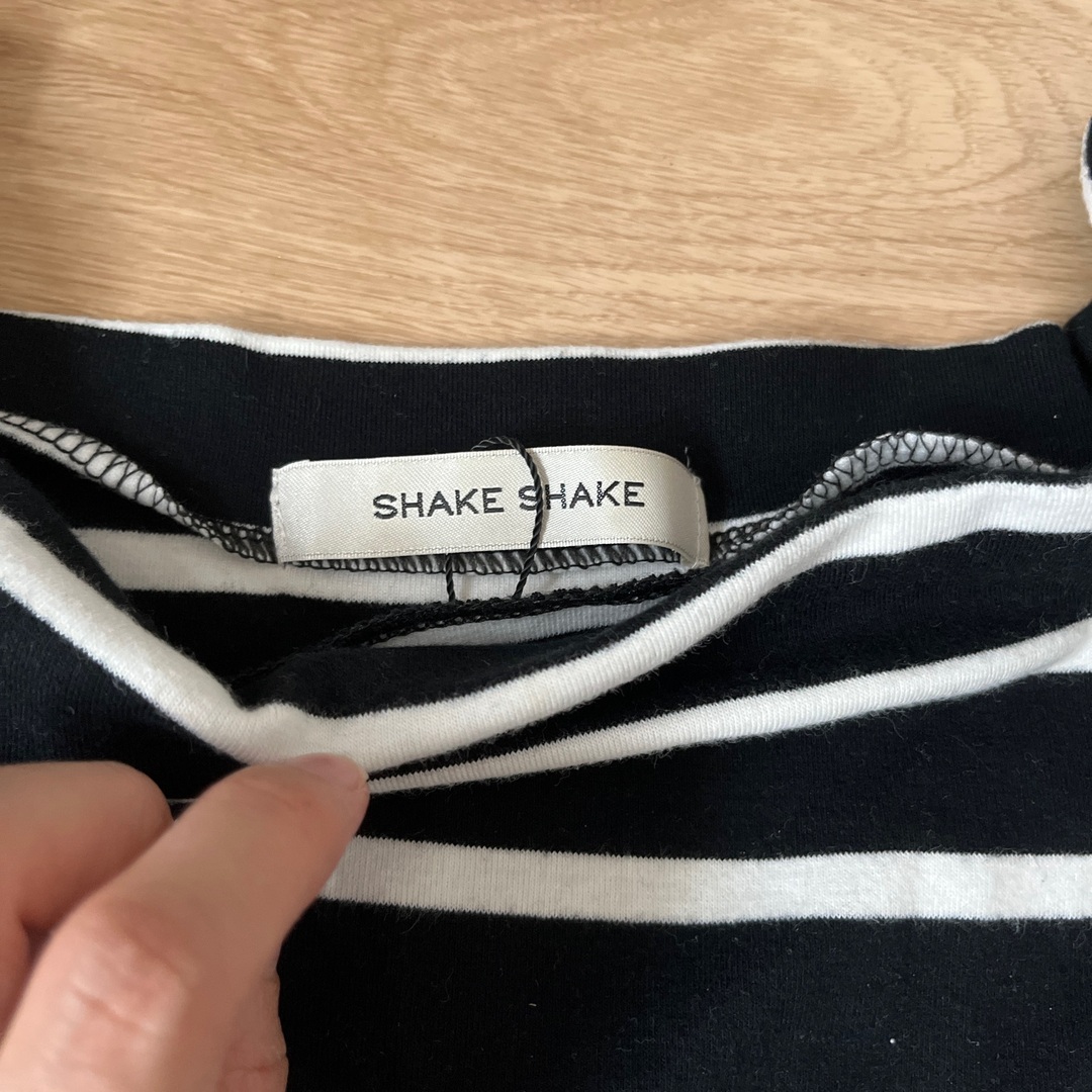 SHAKE SHAKE(シェイクシェイク)のボーダーカットソー　オフショルダー　SHAKE SHAKE レディースのトップス(カットソー(半袖/袖なし))の商品写真