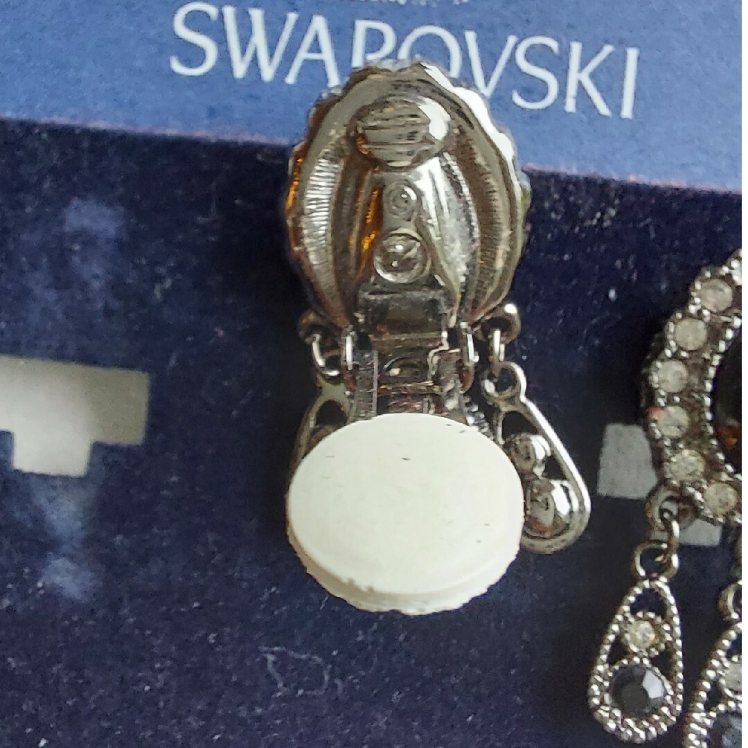 SWAROVSKI(スワロフスキー)のSWAROVSKY イヤリング　ブラック レディースのアクセサリー(イヤリング)の商品写真