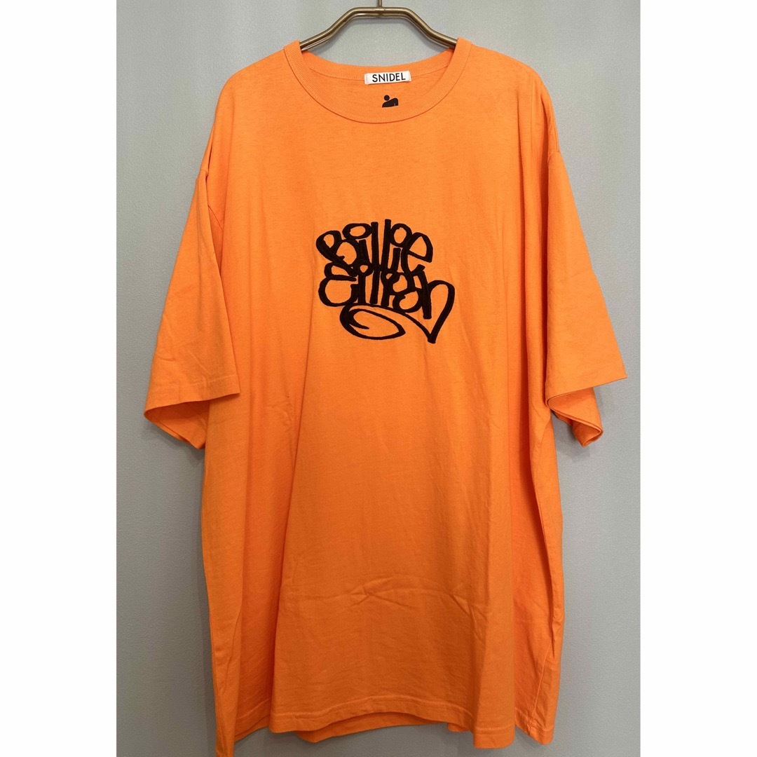 SNIDEL(スナイデル)の【新品】snidel Billie Eilish ビリーアイリッシュ Tシャツ レディースのトップス(Tシャツ(半袖/袖なし))の商品写真