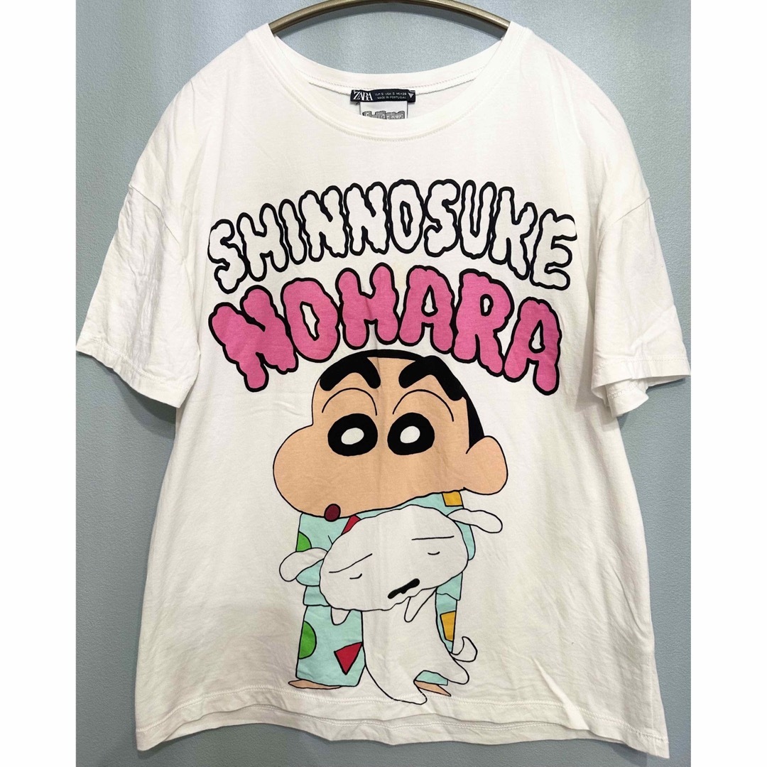 ZARA(ザラ)の【新品】ZARA クレヨンしんちゃん コラボ Tシャツ エンタメ/ホビーのおもちゃ/ぬいぐるみ(キャラクターグッズ)の商品写真