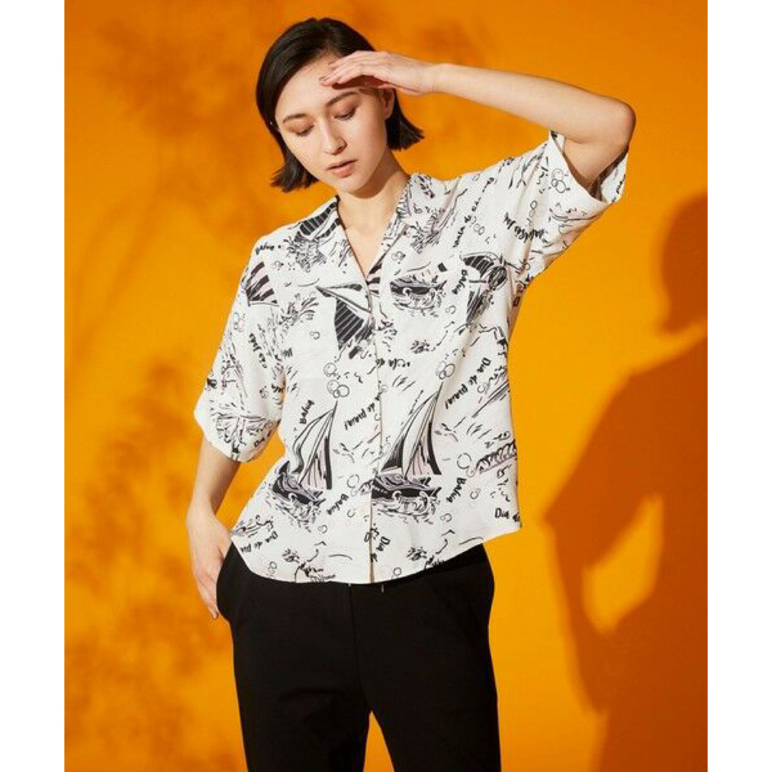 GRACE CONTINENTAL(グレースコンチネンタル)のノベルティ付グレースクラス36 サーフプリントオープンカラーシャツ レディースのトップス(シャツ/ブラウス(半袖/袖なし))の商品写真