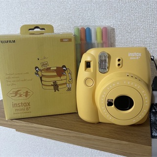 フジフイルム(富士フイルム)のinstax mini 8+ チェキ　honey yellow(フィルムカメラ)