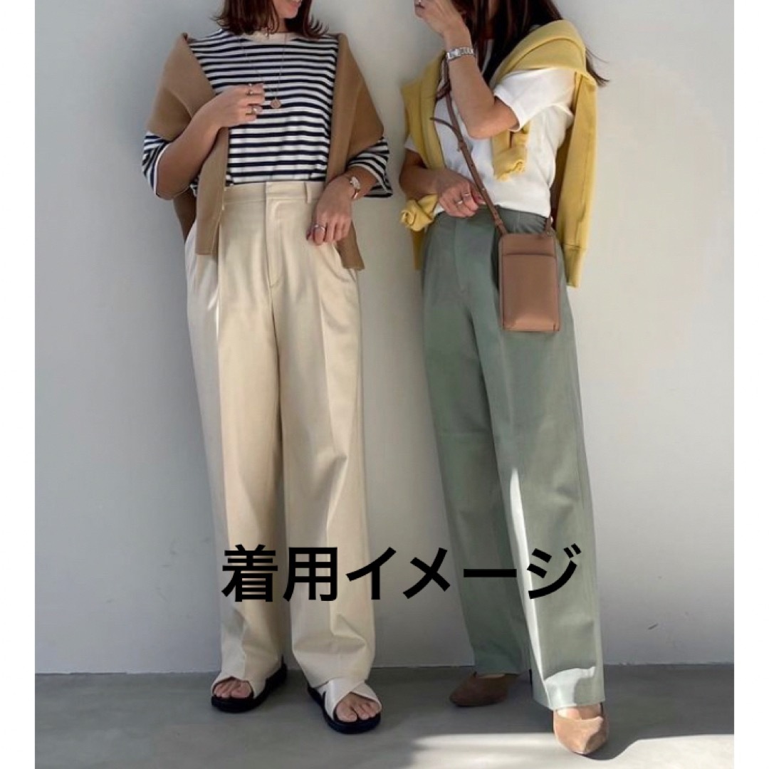 UNIQLO(ユニクロ)のユニクロ　ワイドタックチノパンツ　ウエスト64 レディースのパンツ(チノパン)の商品写真