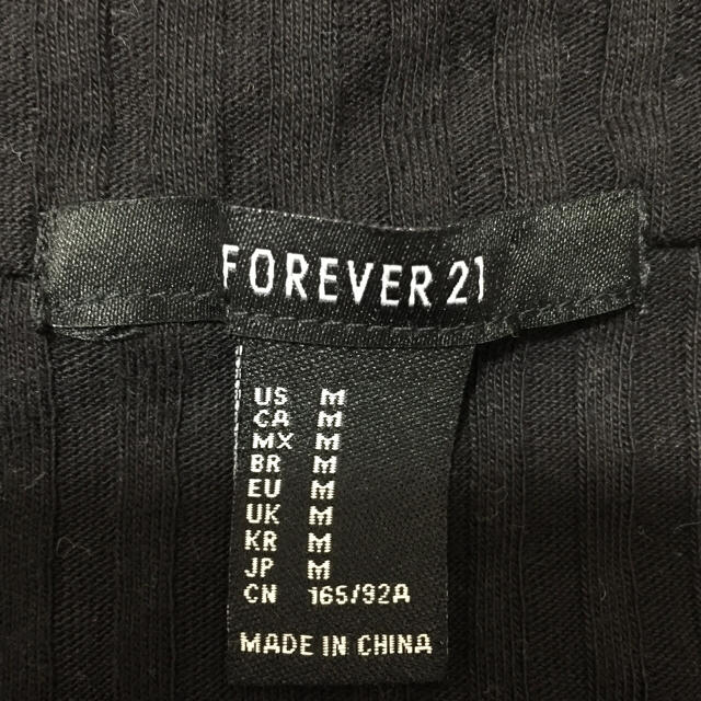 FOREVER 21(フォーエバートゥエンティーワン)のオフショルダー 黒 ニット レディースのトップス(ニット/セーター)の商品写真