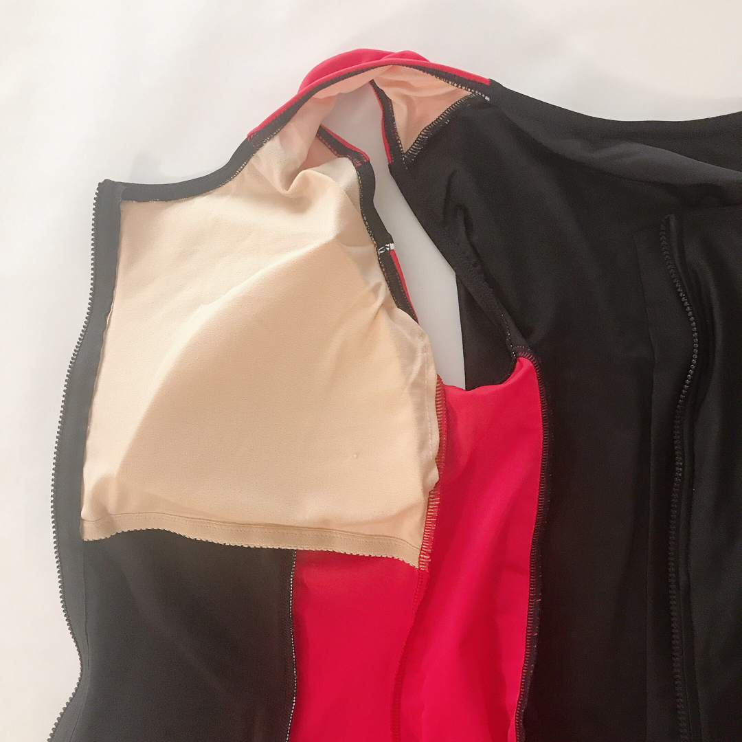 【再入荷！】新品 19LL レッド × ブラック フィットネス水着 レディースの水着/浴衣(水着)の商品写真