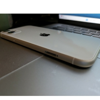 iPhone 11 ホワイト 64GB SIMフリーの通販 by あるる's shop｜ラクマ