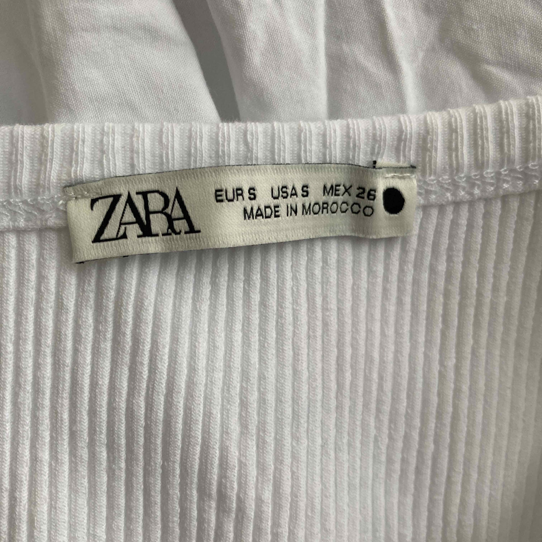 ZARA(ザラ)のZARA 裾フリル ぺプラム タンクトップ 白 Sサイズ レディースのトップス(タンクトップ)の商品写真