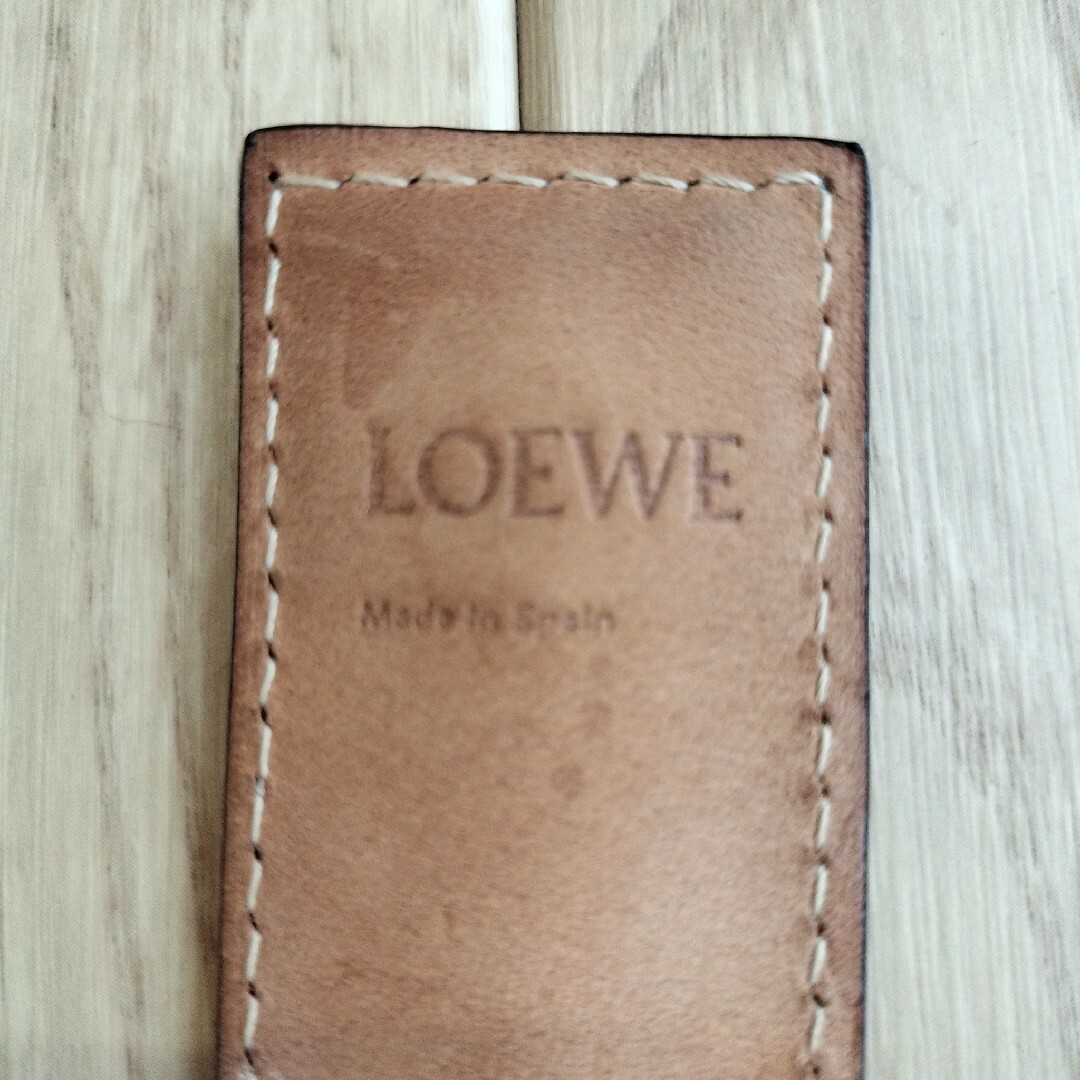 LOEWE(ロエベ)のLOEWE ロエベ スラップ ブレスレット ロゴ 型押し バングル キャメル レディースのアクセサリー(ブレスレット/バングル)の商品写真