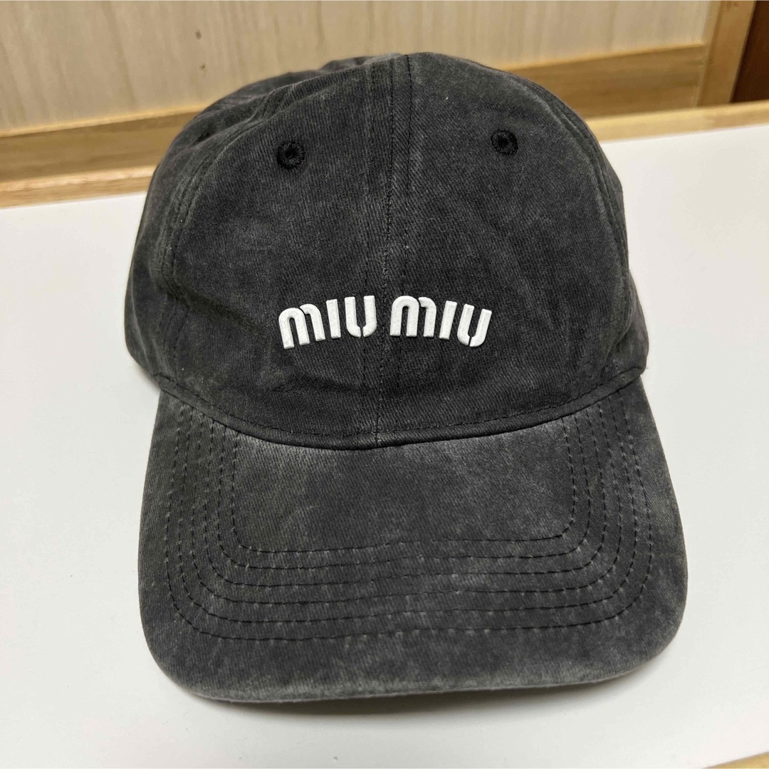miumiu(ミュウミュウ)のmiumiu ミュウミュウ デニム キャップ ブラック ベースボール ジーンズ レディースの帽子(キャップ)の商品写真