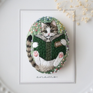 No.184　キジ白猫さんの幸せ時間…　刺繍ブローチ(コサージュ/ブローチ)