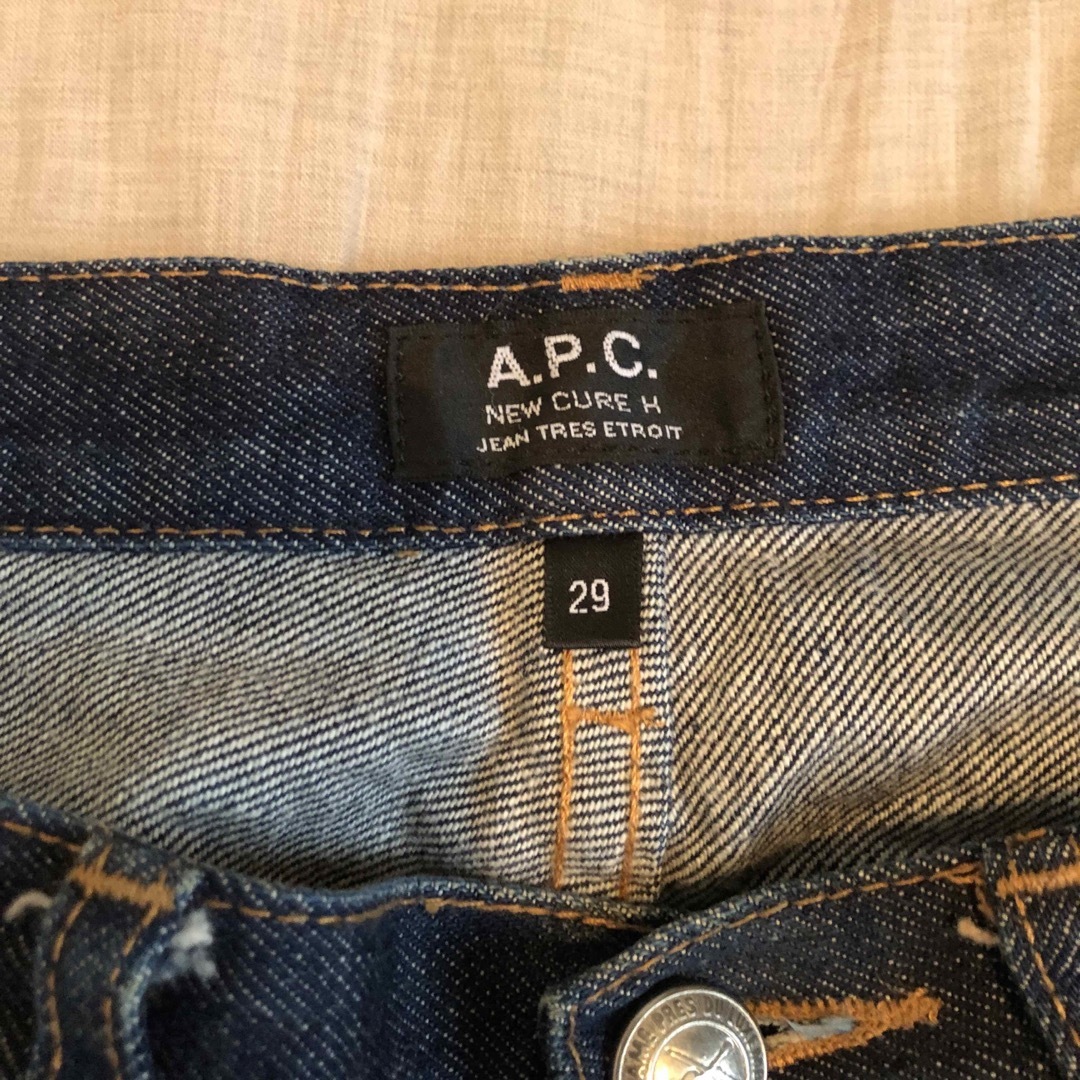 A.P.C(アーペーセー)のA.P.C. アーペーセー ストレートデニムパンツ ジーンズ ジーパン ボタン メンズのパンツ(デニム/ジーンズ)の商品写真