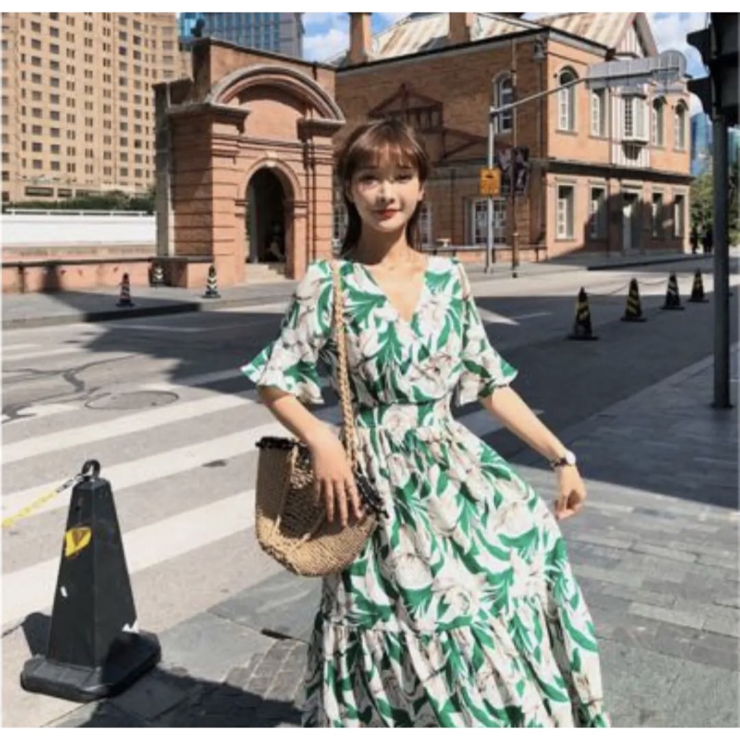 ZARA(ザラ)の花柄 ワンピース 夏服 ボタニカル ロング マキシワンピース S 韓国 緑 半袖 レディースのワンピース(ロングワンピース/マキシワンピース)の商品写真