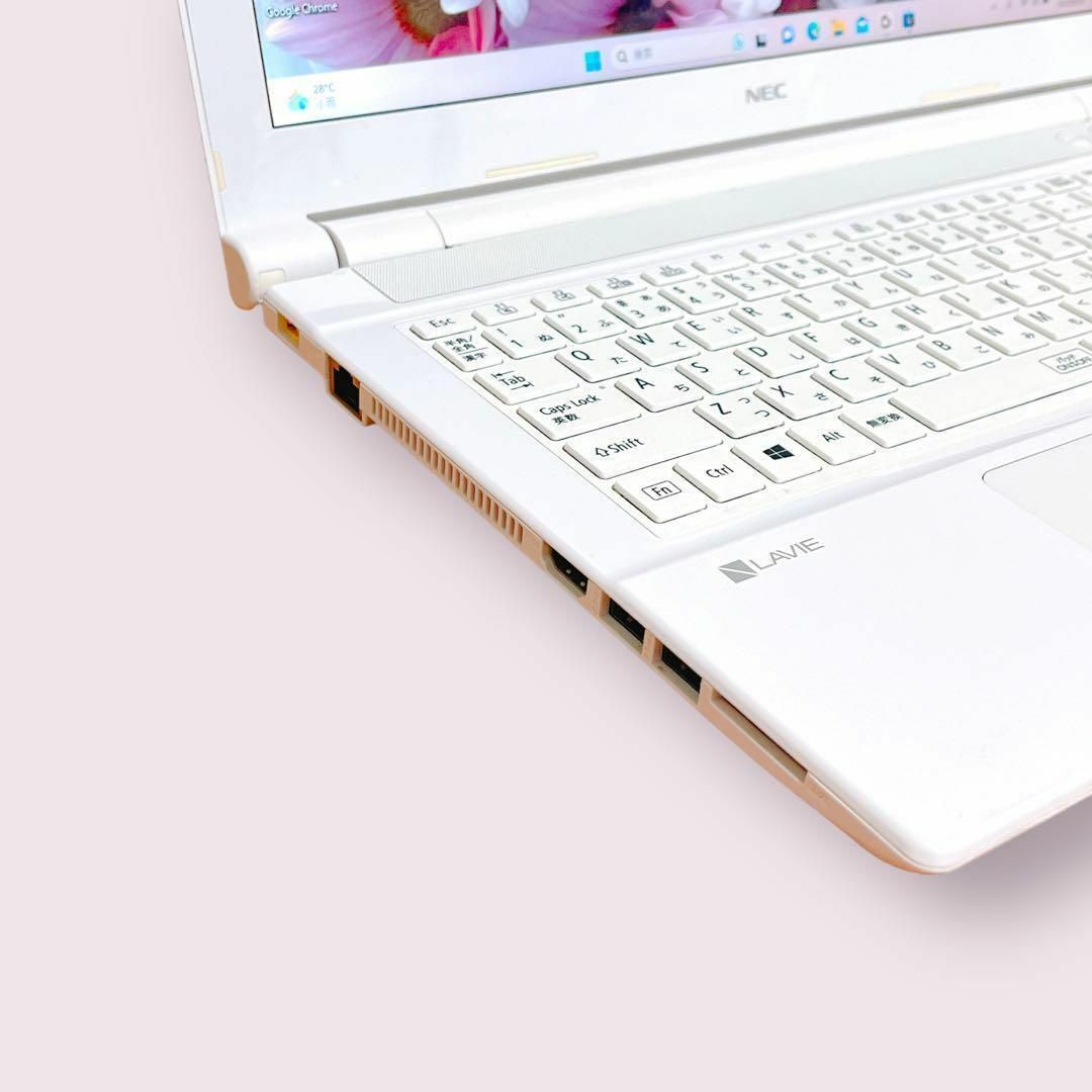 第7世代⭐️高年式&高スペック⭐️SSD512✨メモリ8GB✨白ノート