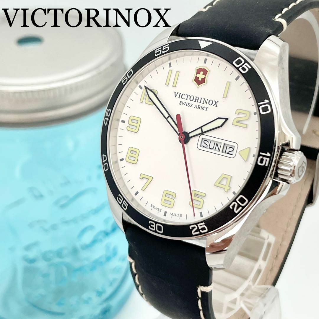 時計54 【美品】VICTORINOX ビクトリノックス時計　ホワイト　メンズ腕時計