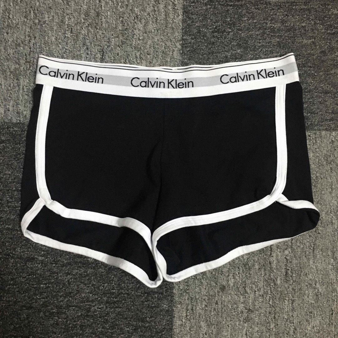 ck Calvin Klein(シーケーカルバンクライン)のカルバンクライン　レディース　ショートパンツ　黒　S レディースのパンツ(ショートパンツ)の商品写真