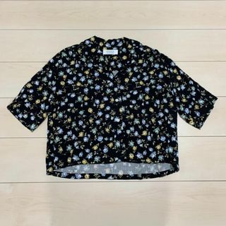 ローリーズファーム(LOWRYS FARM)のLOWRYS FARM ローリーズファーム　花柄シャツ　ブラック(シャツ/ブラウス(半袖/袖なし))