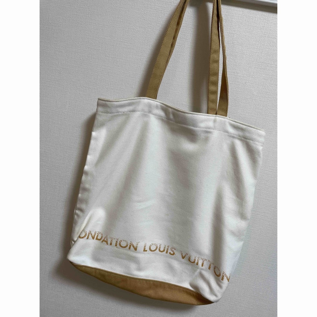 LOUIS VUITTON(ルイヴィトン)のフォンダシオン ルイヴィトン美術館 トートバッグ ホワイト レディースのバッグ(トートバッグ)の商品写真