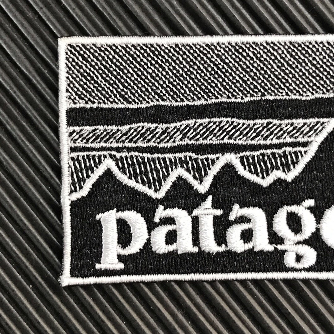 patagonia(パタゴニア)の90×48mm PATAGONIAフィッツロイ モノクロアイロンワッペン -46 自動車/バイクのバイク(装備/装具)の商品写真