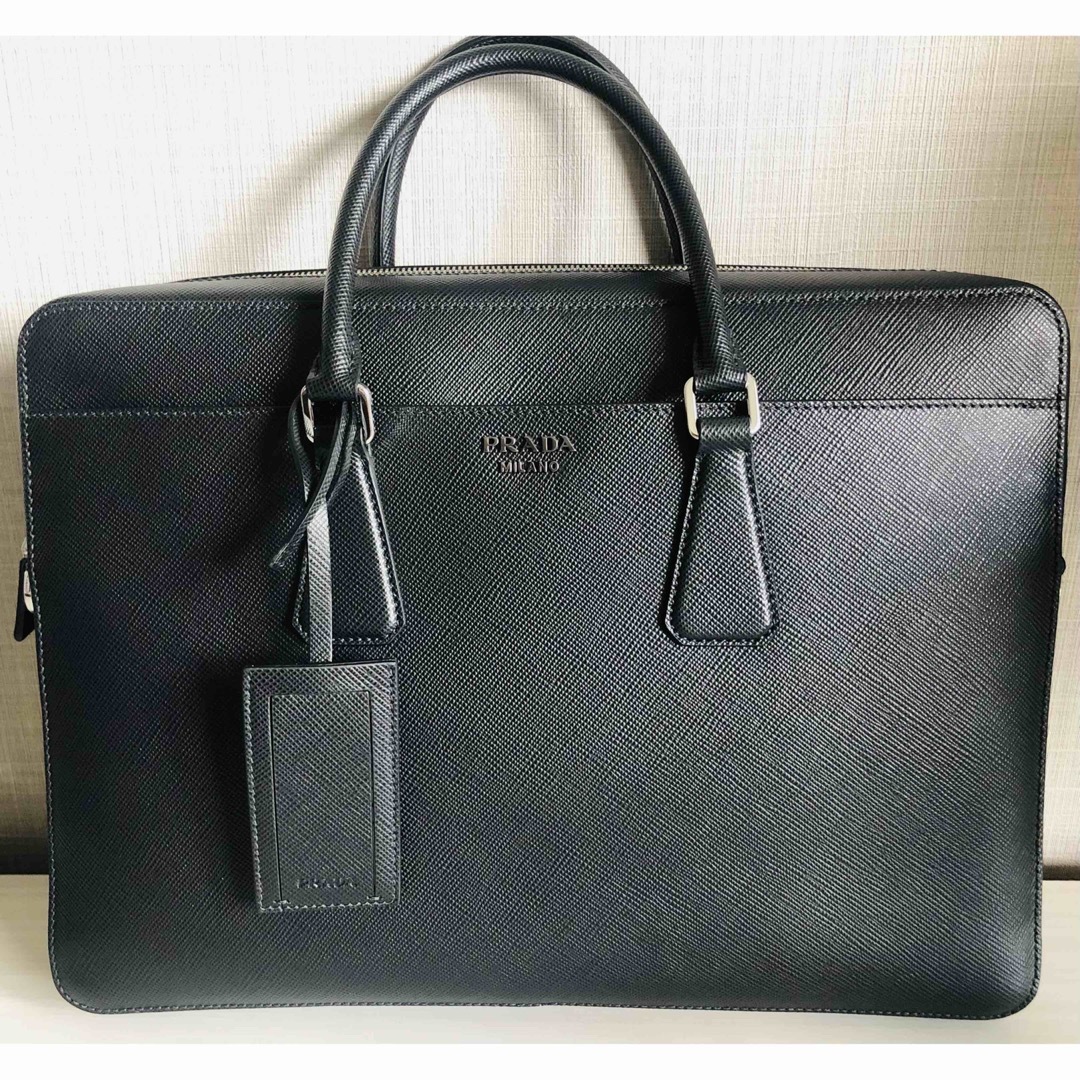 PRADA(プラダ)の【新品】PRADA プラダサフィアーノ　レザーブリーフケース　ビジネスバッグ　黒 メンズのバッグ(ビジネスバッグ)の商品写真