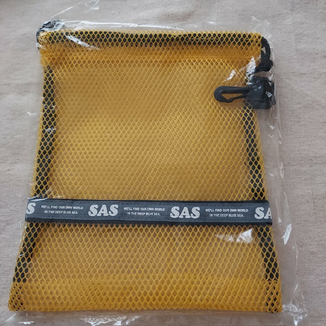 SAS(エスエーエス)のSAS　メッシュポーチ　巾着タイプ　イエロー　黄色　フック付き　マリンスポーツ スポーツ/アウトドアのスポーツ/アウトドア その他(マリン/スイミング)の商品写真