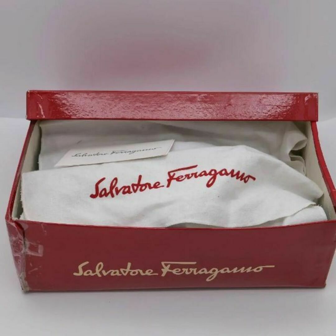 Salvatore Ferragamo(サルヴァトーレフェラガモ)の《希少》サルヴァトーレフェラガモ ピンク ヌバック リボン ローヒール 23.5 レディースの靴/シューズ(バレエシューズ)の商品写真