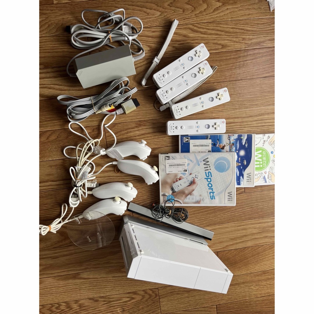 Wii(ウィー)のWii本体とソフト　コントローラー　セット エンタメ/ホビーのゲームソフト/ゲーム機本体(家庭用ゲーム機本体)の商品写真