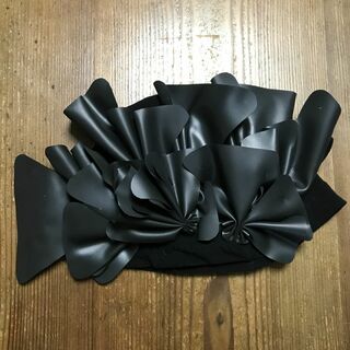 ヨウジヤマモト(Yohji Yamamoto)のヨウジヤマモト　黒の花飾り帽子(キャップ)