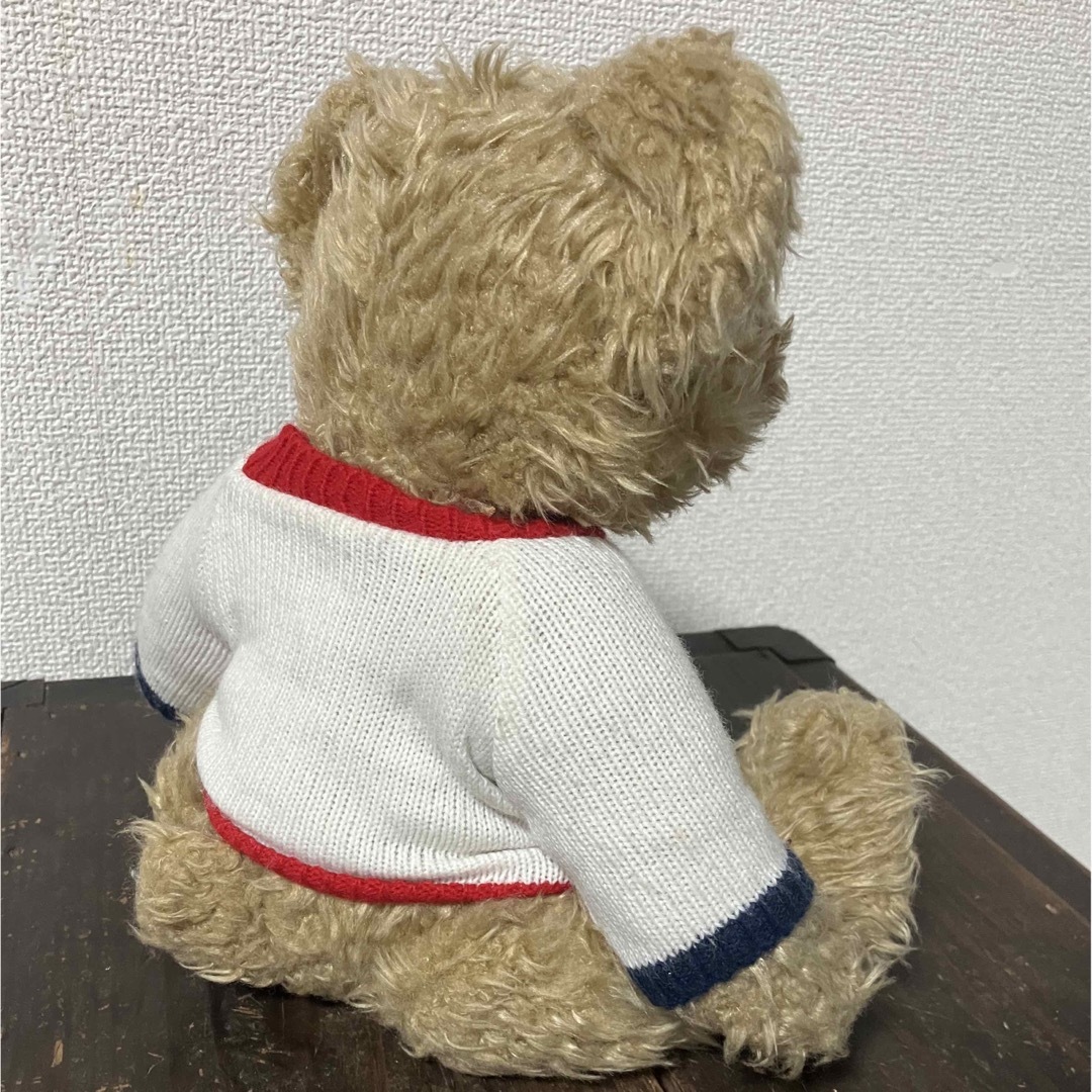 TOMMY HILFIGER(トミーヒルフィガー)のTOMMY HILFIGER トミーヒルフィガー　くまのぬいぐるみ　白セーター エンタメ/ホビーのおもちゃ/ぬいぐるみ(ぬいぐるみ)の商品写真