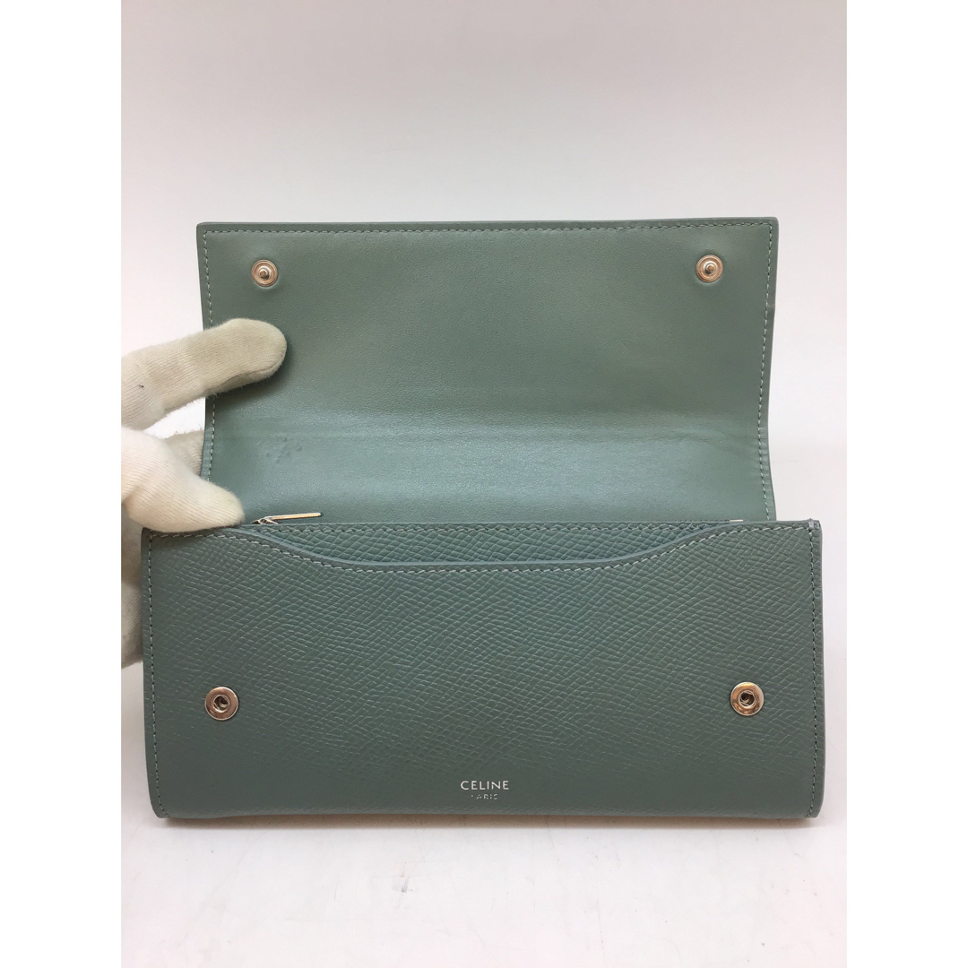 celine(セリーヌ)のCELINE  二つ折り長財布　10B563bBEL  グリーン レディースのファッション小物(財布)の商品写真