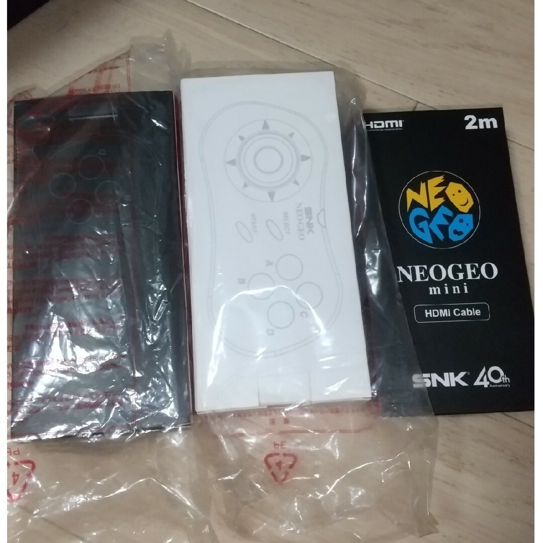 NEOGEO(ネオジオ)のNEOGEO mini+付属コントローラ エンタメ/ホビーのゲームソフト/ゲーム機本体(家庭用ゲーム機本体)の商品写真