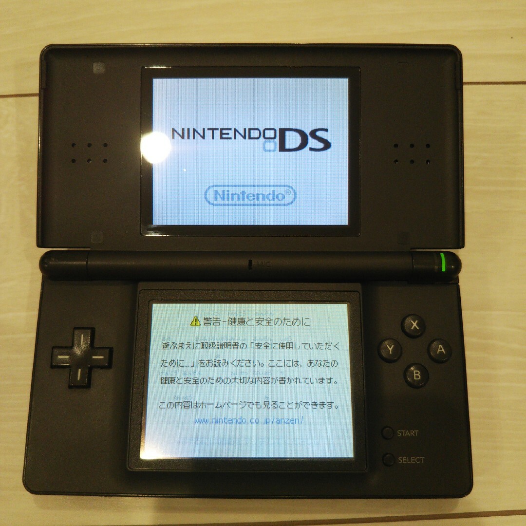 ニンテンドーDS(ニンテンドーDS)の美品⭐️dslite本体。黒。タッチペン、ゲーム付き。動作OK♪除菌済み！ エンタメ/ホビーのゲームソフト/ゲーム機本体(携帯用ゲーム機本体)の商品写真