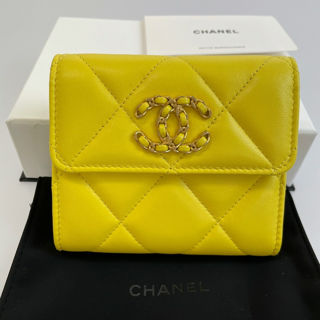 新品未使用　CHANELシャネル 19ライン　三つ折り財布　AP2809　ラム