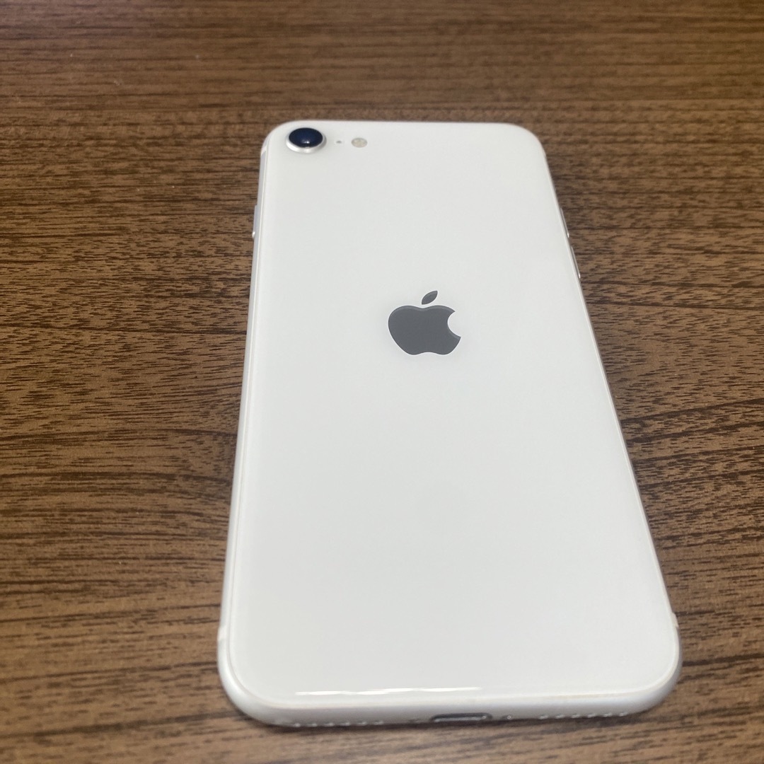 Apple(アップル)の＊【中古品】iPhone SE 第2世代 /64 GB SIMフリー《ホワイト》 スマホ/家電/カメラのスマートフォン/携帯電話(スマートフォン本体)の商品写真