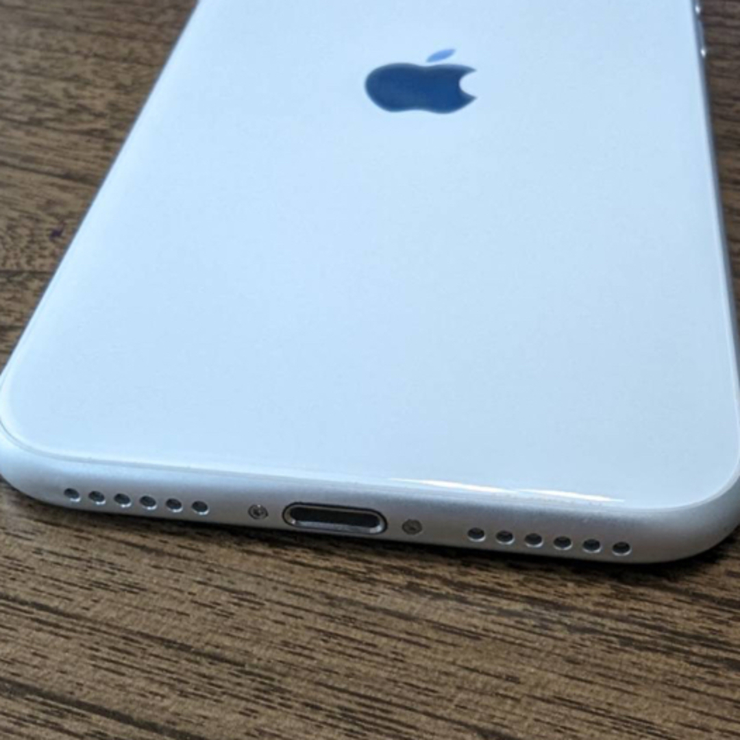 Apple(アップル)の＊【中古品】iPhone SE 第2世代 /64 GB SIMフリー《ホワイト》 スマホ/家電/カメラのスマートフォン/携帯電話(スマートフォン本体)の商品写真