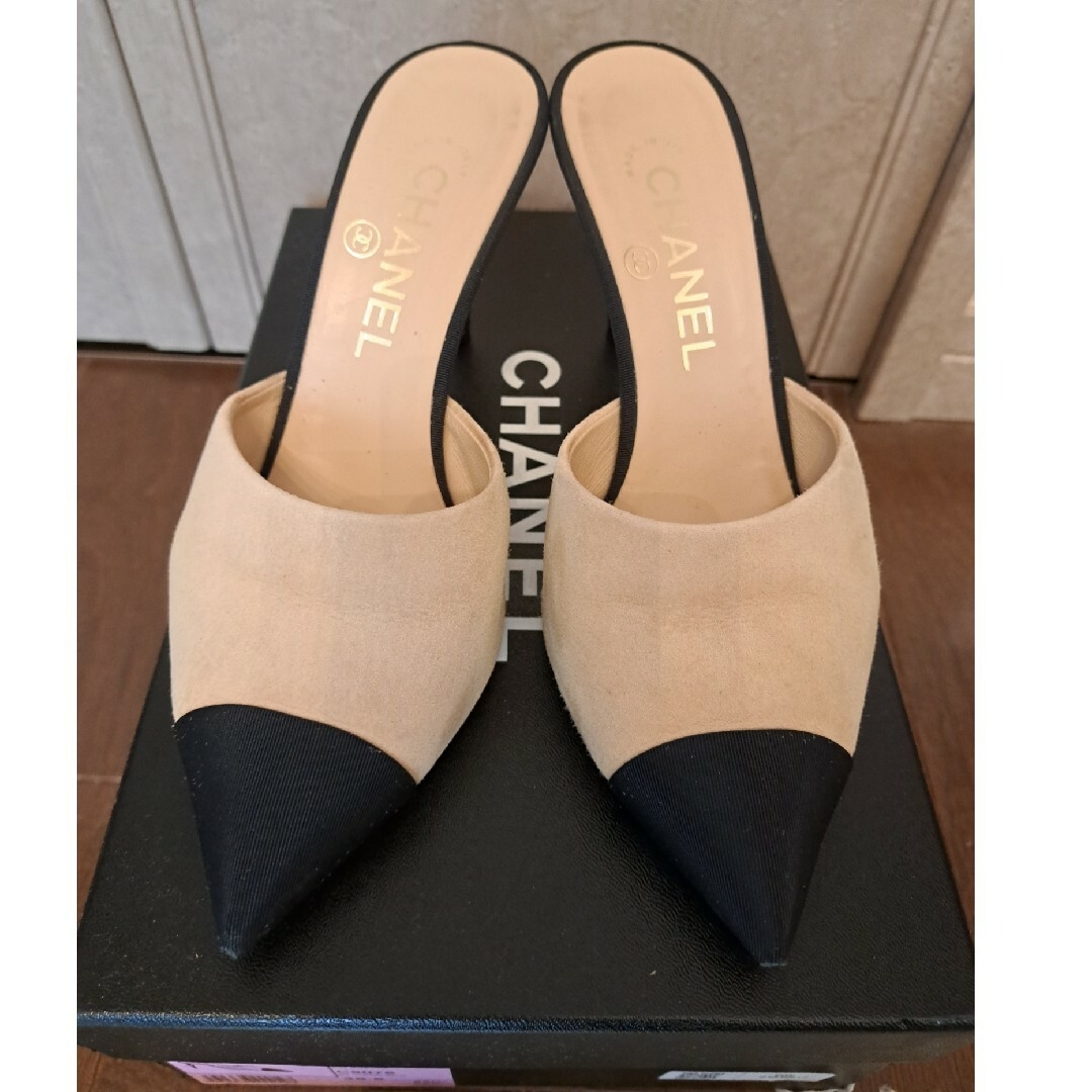 CHANEL(シャネル)のCHANEL　バイカラー　ミュール　パールヒール　ベージュ×黒　35.5 レディースの靴/シューズ(ミュール)の商品写真