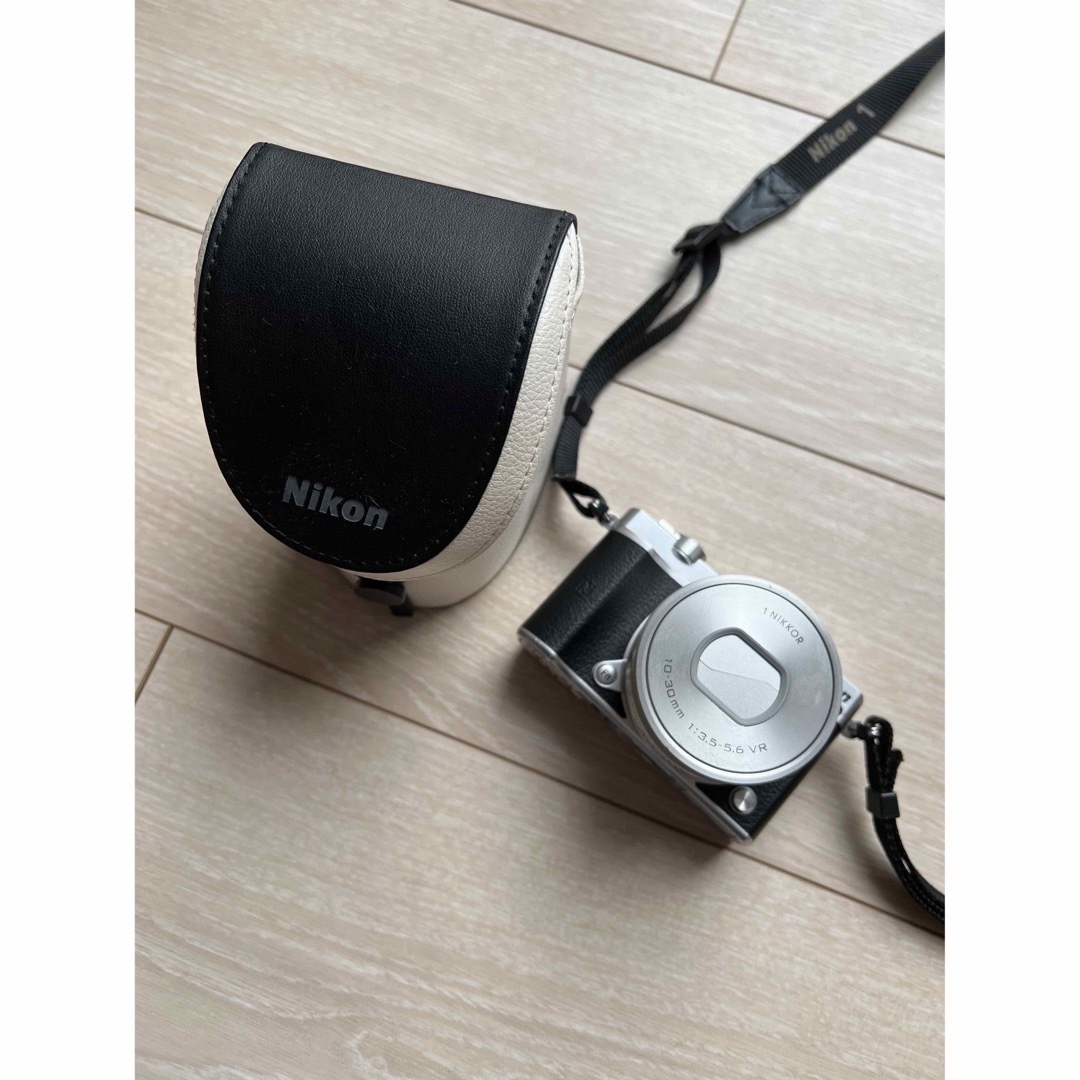 Nikon(ニコン)のNikon 1 J5 ケース付 スマホ/家電/カメラのカメラ(ミラーレス一眼)の商品写真