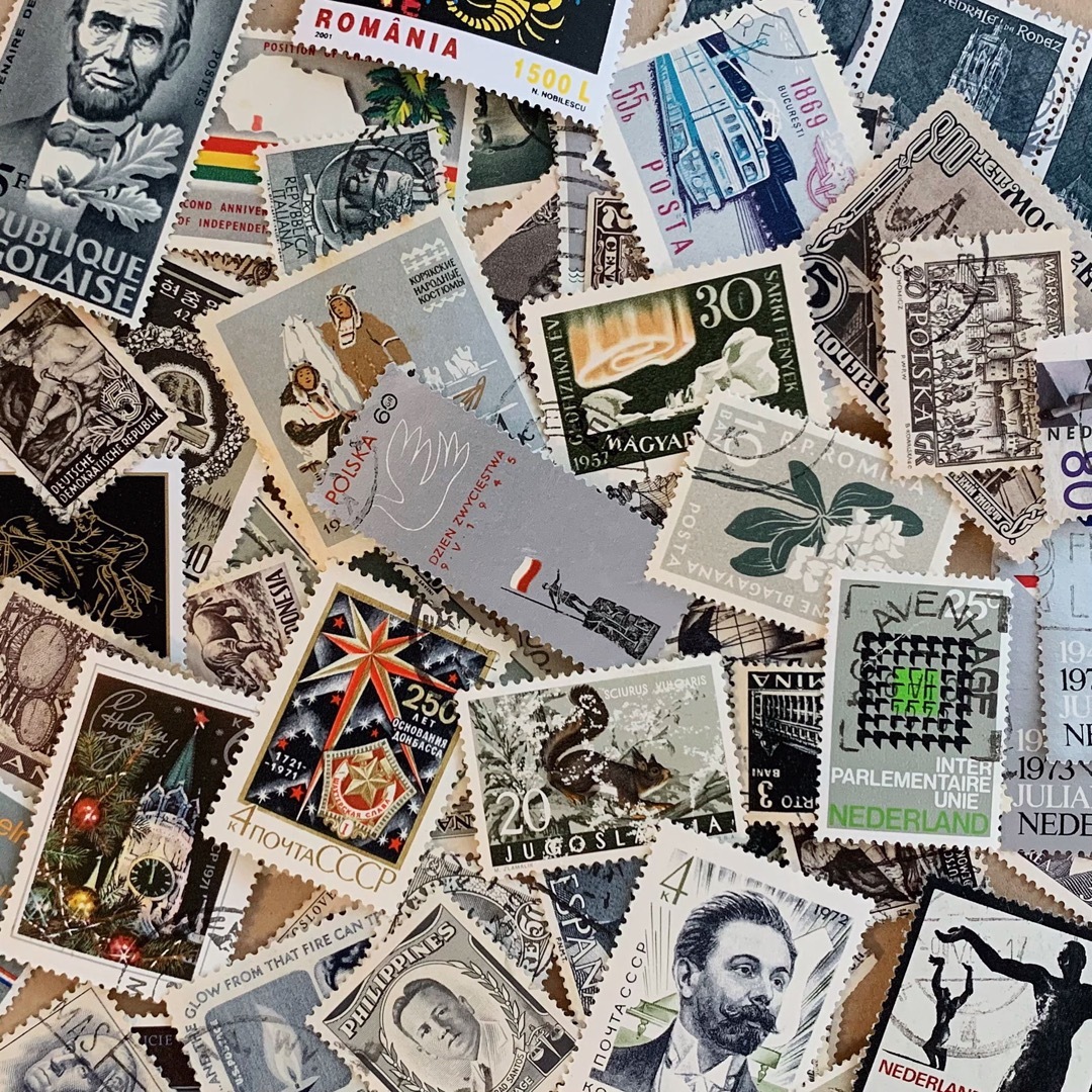 外国 切手 ブラック/シルバー系　80枚　ラッピングやコラージュに*+ b003 エンタメ/ホビーのコレクション(使用済み切手/官製はがき)の商品写真