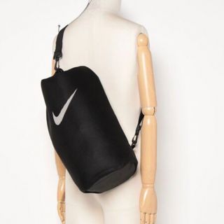 ナイキ(NIKE)のNIKE メッシュ スリングバッグ 10L 黒　新品(ショルダーバッグ)