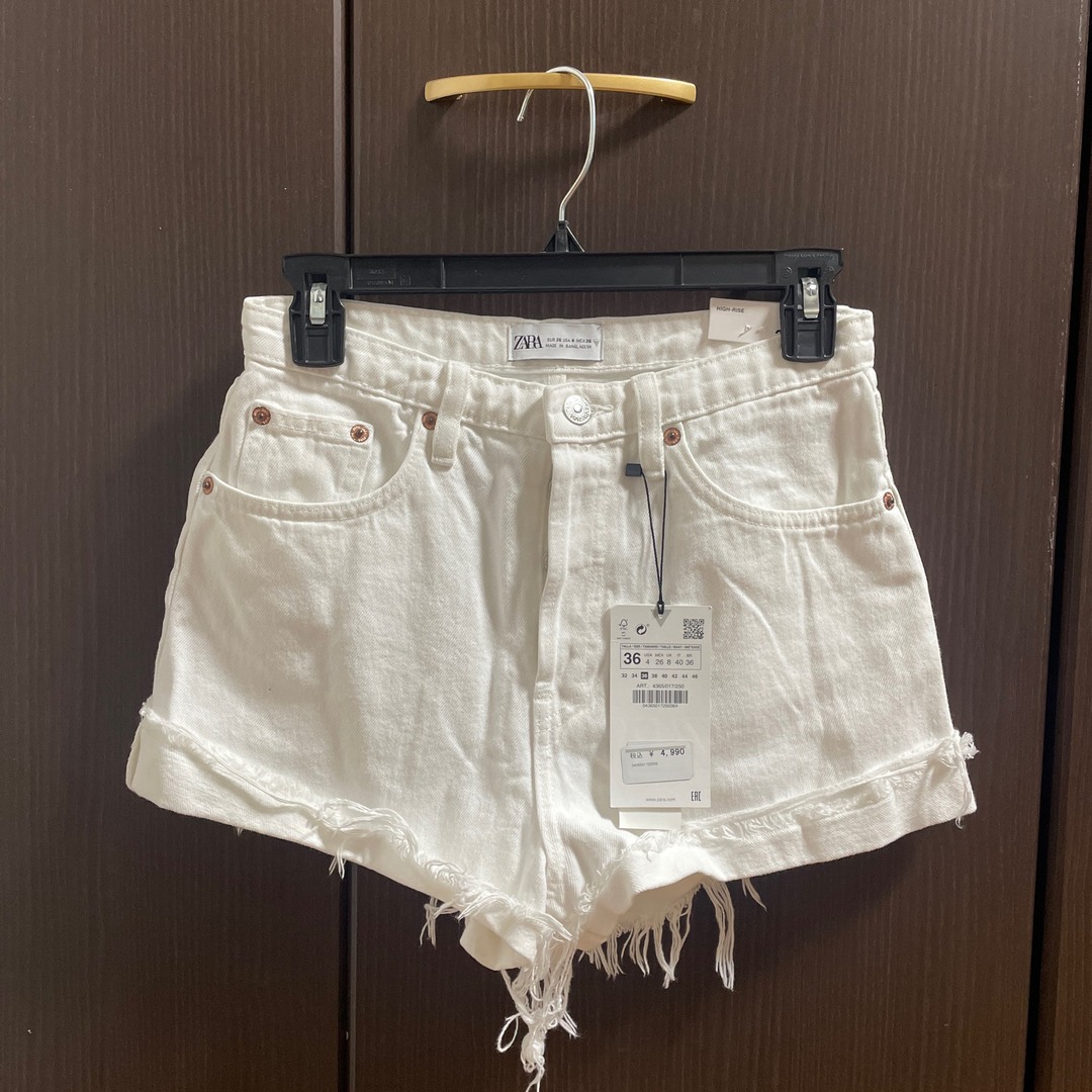 ZARA(ザラ)のZARA 新品 サイズ36 ショーパン ショートパンツ 白 ハイウエスト レディースのパンツ(ショートパンツ)の商品写真