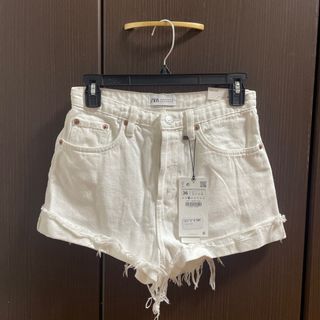 ザラ(ZARA)のZARA 新品 サイズ36 ショーパン ショートパンツ 白 ハイウエスト(ショートパンツ)