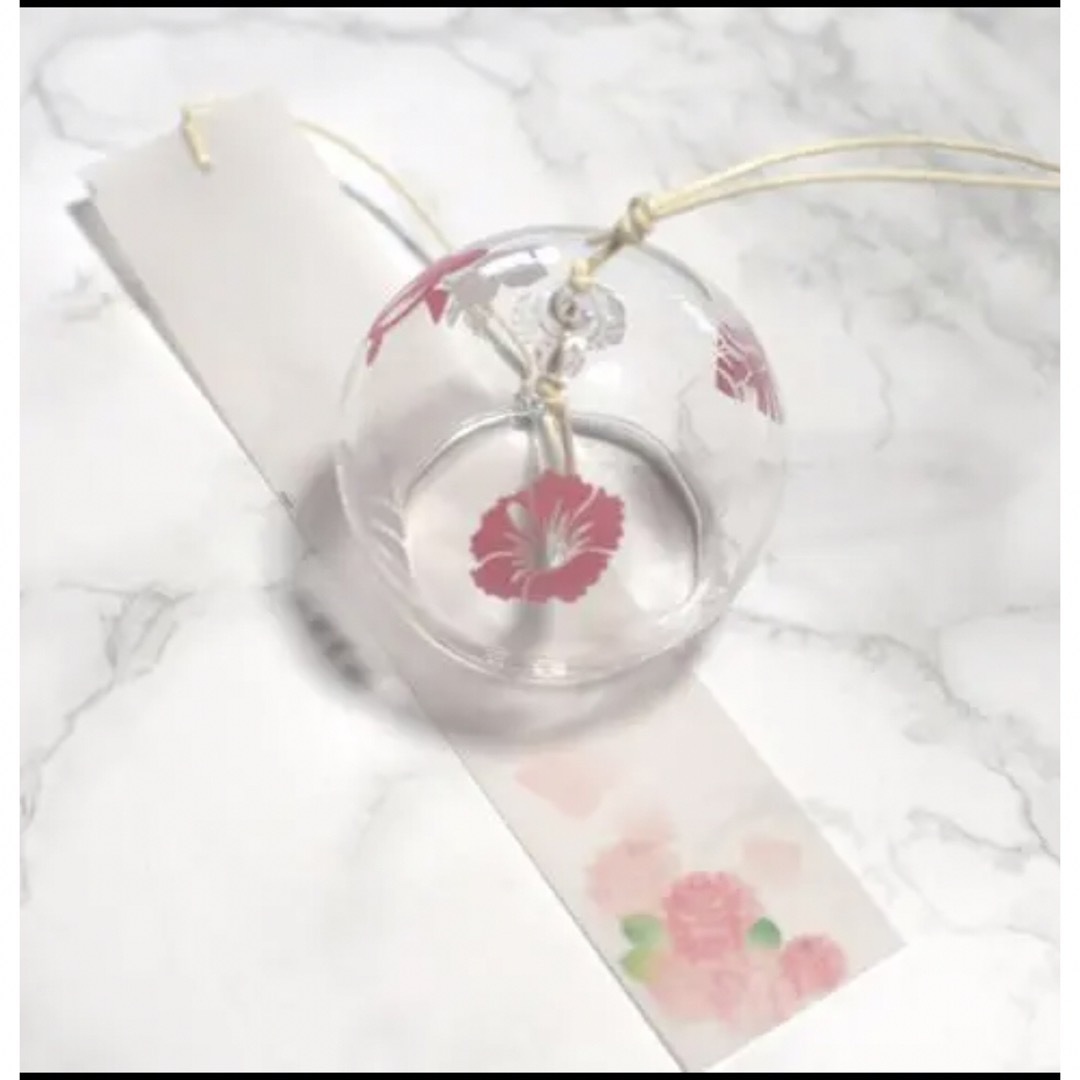 ハワイアン風鈴：ピンクとホワイトのモチーフが可愛いガラス風鈴  インテリア/住まい/日用品のインテリア小物(風鈴)の商品写真