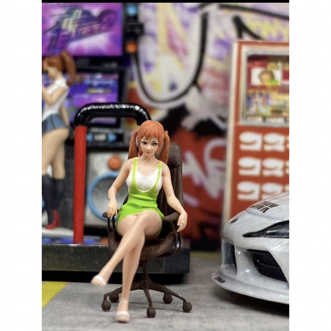 1/64　アパレル　女社長　椅子付き　フィギュア　精密塗装トミカサイズ日本未発売