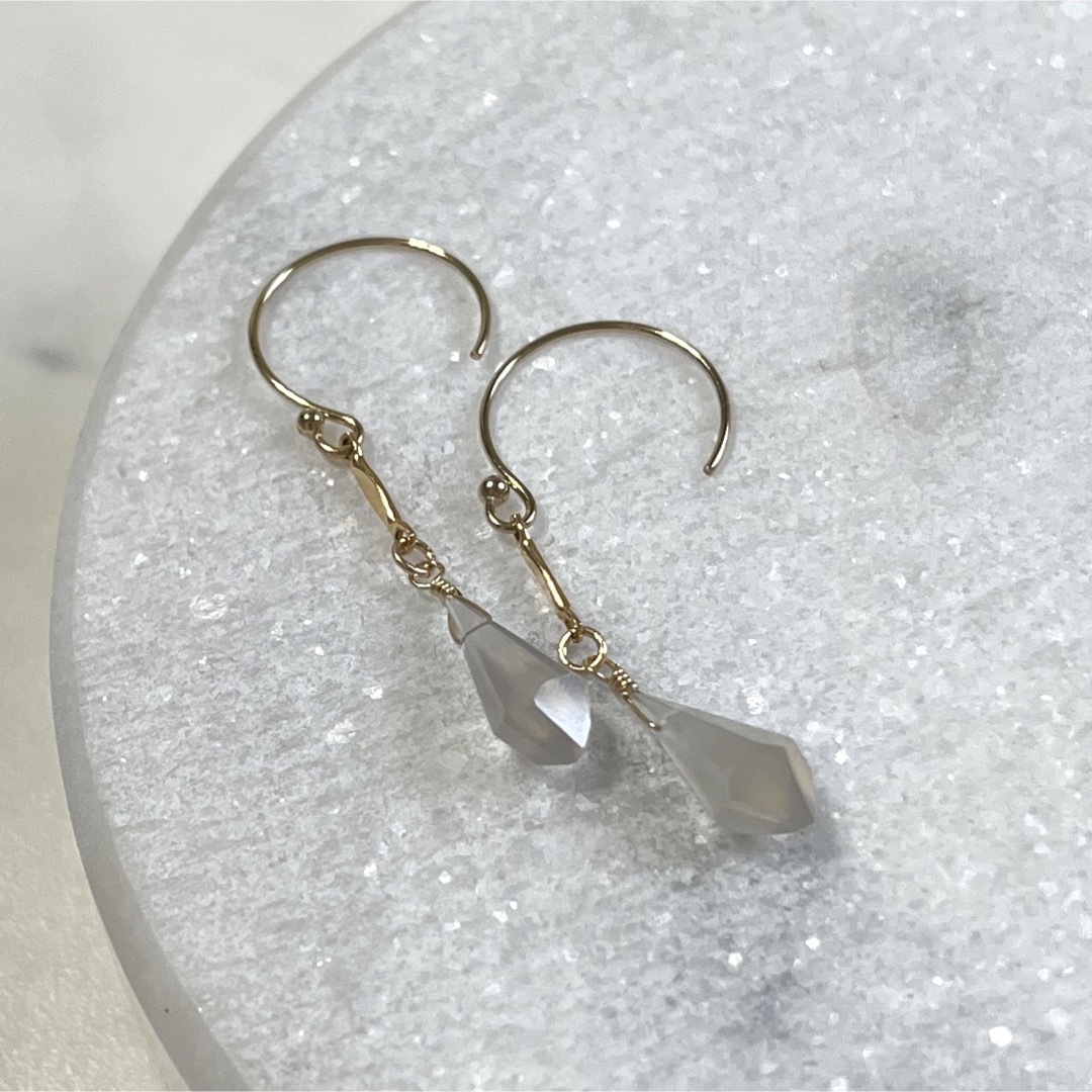 14Kgf／K14gf グレーオニキス一粒ピアス／天然石一粒ピアス イヤリング レディースのアクセサリー(ピアス)の商品写真